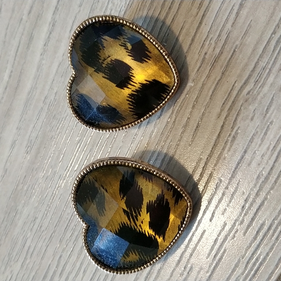 Stunning outfit maker Gold leopard heart stud earrings - Picture 3 of 5